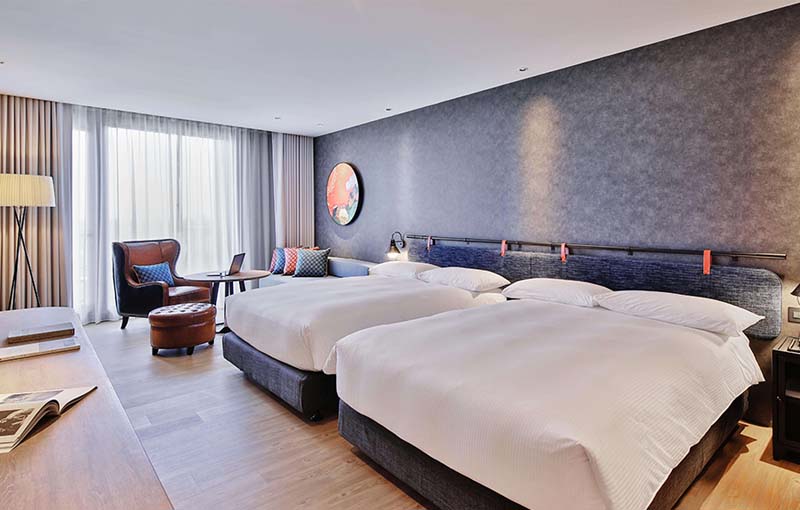 Grand Deluxe Family Room